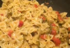 Farfalle zucchine e pomodorini servite in un piatto colorato
