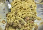 Fettuccine con funghi porcini e salsiccia, un piatto tradizionale italiano