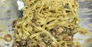 Fettuccine con funghi porcini e salsiccia, un piatto tradizionale italiano