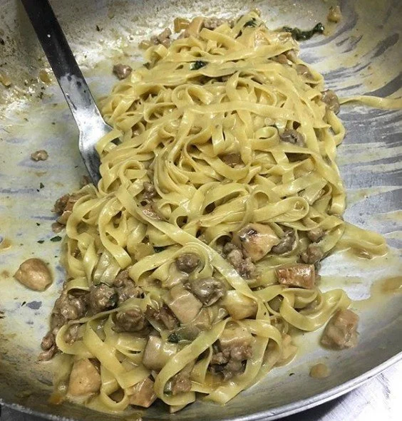 Fettuccine con funghi porcini e salsiccia, un piatto tradizionale italiano