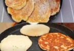 Frittelle di Mele dorate e croccanti servite con zucchero a velo.