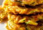 Frittelle di verdure croccanti con ingredienti freschi e colorati