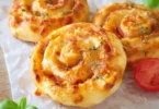 Girelle di pasta sfoglia appena sfornate, pronte da servire.