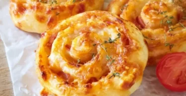 Girelle di pasta sfoglia appena sfornate, pronte da servire.