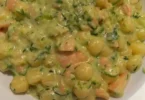 Piatto di gnocchetti zucchine e salmone affumicato con decorazioni fresche