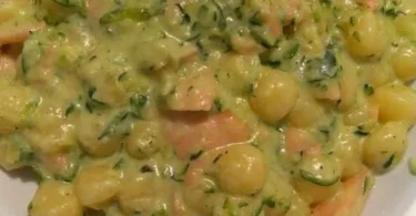 Piatto di gnocchetti zucchine e salmone affumicato con decorazioni fresche