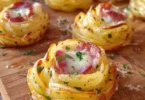Nidi di Patate con Pancetta e Mozzarella serviti su piatto elegante