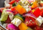 Insalata Contadina Greca con verdure fresche e feta