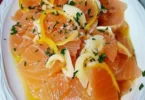 Insalata di arance, finocchi e salmone servita in un piatto elegante