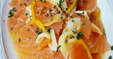 Insalata di arance, finocchi e salmone servita in un piatto elegante