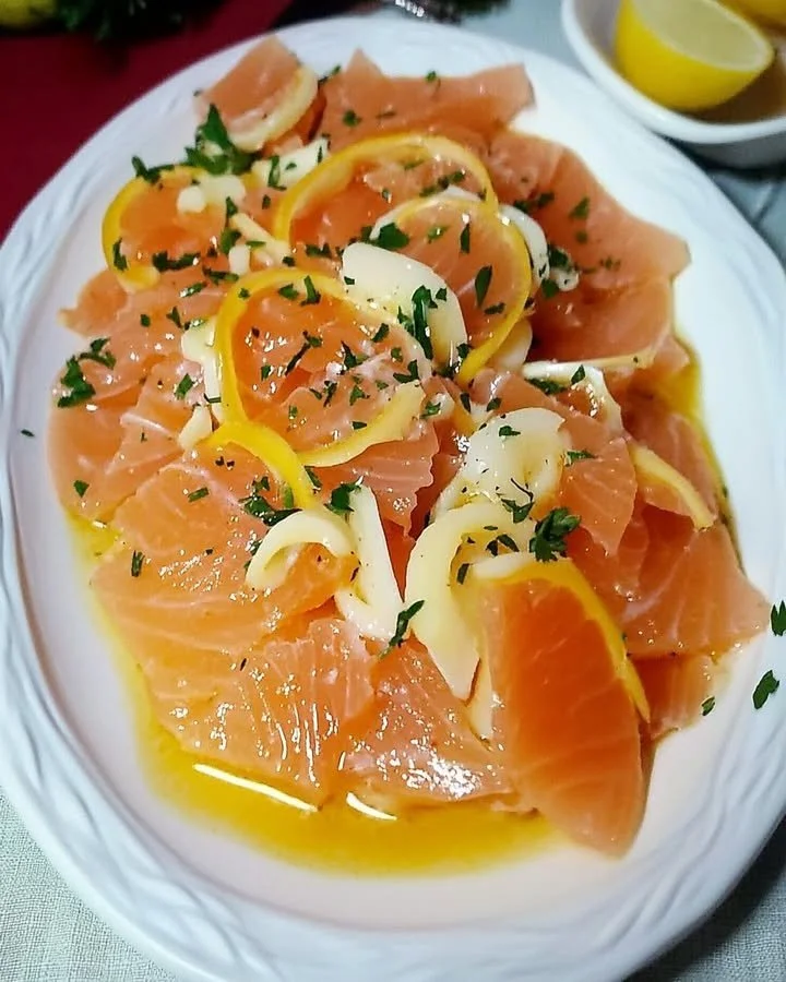 Insalata di arance, finocchi e salmone servita in un piatto elegante