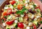 Insalata di Couscous con Feta servita in un piatto colorato