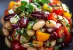 Insalata di Fagioli Mediterranea con ingredienti freschi