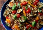 Insalata di orzo con verdure fresche e colorate in una ciotola