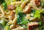 Insalata di pasta Caesar con verdure fresche e condimento cremoso