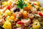 Insalata di patate con tonno servita in un piatto colorato