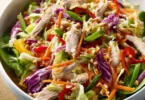Insalata di pollo orientale Setosa con verdure fresche e condimento leggero.
