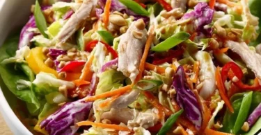 Insalata di pollo orientale Setosa con verdure fresche e condimento leggero.