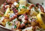 Insalata di Polpo con Patate servita su un piatto elegante