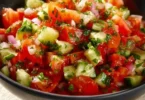 Insalata di Pomodori e Cetrioli fresca e colorata