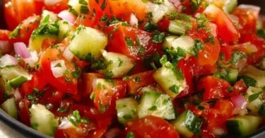 Insalata di Pomodori e Cetrioli fresca e colorata
