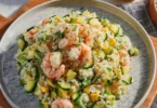 Insalata di Riso con Zucchine e Gamberi fresca e colorata