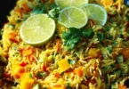 Insalata di riso speziata all'indiana con mango in un piatto
