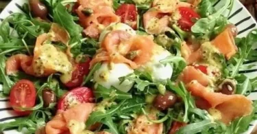 Insalata di salmone affumicato e rucola servita in un piatto colorato