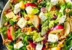 Insalatona Estiva con Mele, Noci e Mozzarella