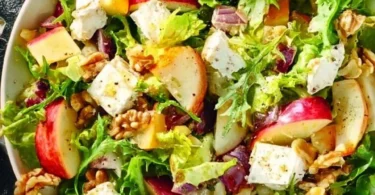 Insalatona Estiva con Mele, Noci e Mozzarella