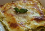 Lasagna di zucchine e prosciutto servita in piatto