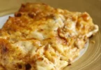 Piatto di lasagne alla Montecarlo appena sfornate, ricche di ingredienti freschi.