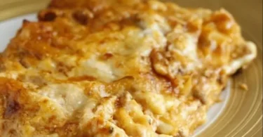 Piatto di lasagne alla Montecarlo appena sfornate, ricche di ingredienti freschi.