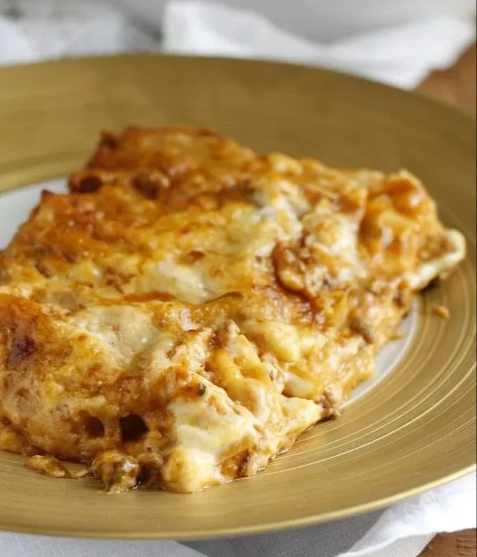 Piatto di lasagne alla Montecarlo appena sfornate, ricche di ingredienti freschi.