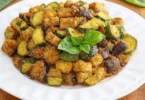 Melanzane e zucchine al forno su un piatto, pronte da servire