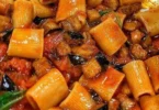 Piatto di Mezze Maniche alla Norma con melanzane e pomodoro fresco