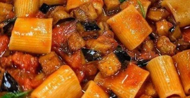 Piatto di Mezze Maniche alla Norma con melanzane e pomodoro fresco