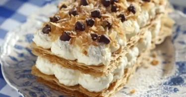Millefoglie con Sfogliatine, dolce a strati con crema e sfoglia croccante