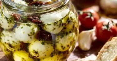 Mozzarella marinata con erbe aromatiche e condimenti freschi