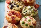 Muffin salati freschi e gustosi serviti su un piatto elegante.
