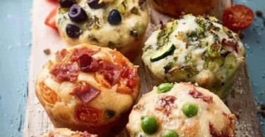 Muffin salati freschi e gustosi serviti su un piatto elegante.