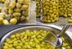 Piatto di Olive Salate assortite con spezie e aromi italiani