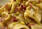 Paccheri con crema di burrata, pistacchi e guanciale croccante
