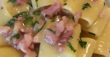 Paccheri con crema di patate e pancetta serviti in un piatto