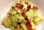 Paccheri con crema di zucchine e speck, un piatto appetitoso e colorato