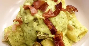 Paccheri con crema di zucchine e speck, un piatto appetitoso e colorato