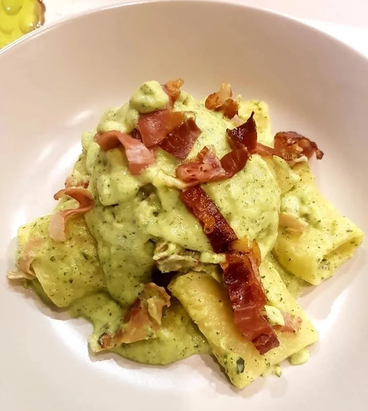 Paccheri con crema di zucchine e speck, un piatto appetitoso e colorato