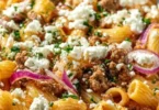 Padella veloce di pasta e carne macinata con feta pronta da servire