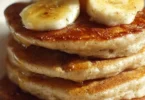 Pancake alla banana senza uova su un piatto