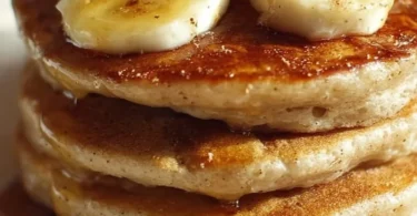 Pancake alla banana senza uova su un piatto